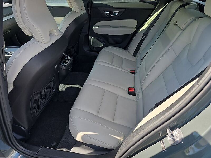 Volvo V60 Cross Country Ultra, B5 AWD Gas (mild hybrid), Gasoline, Bright