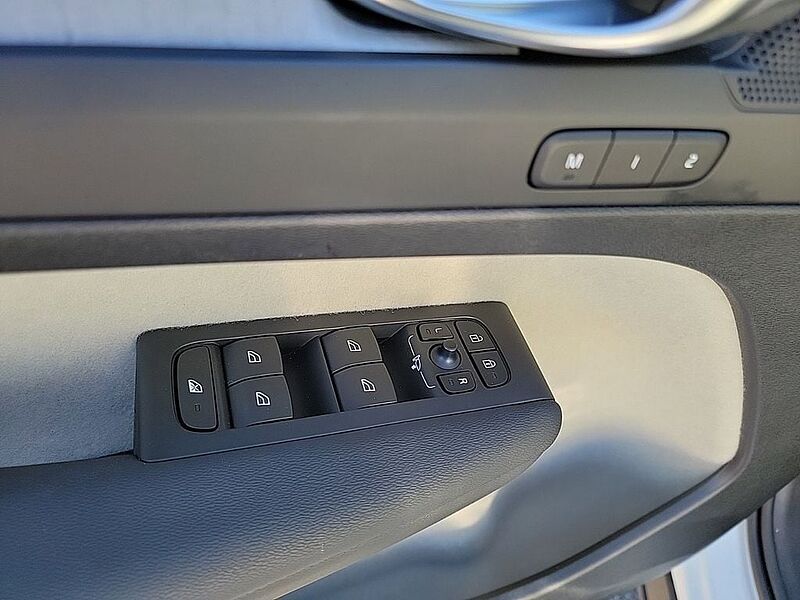 Volvo  XC40 Plus, B5 AWD Gas (mild hybrid), Gasoline, Bright