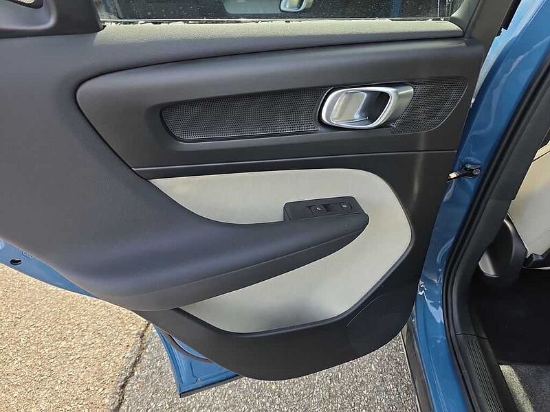 Volvo  XC40 Plus, B5 AWD Gas (mild hybrid), Gasoline, Dark