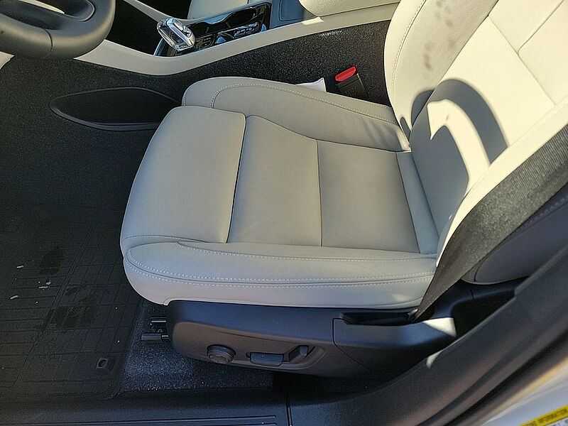 Volvo  XC40 Plus, B5 AWD Gas (mild hybrid), Gasoline, Bright