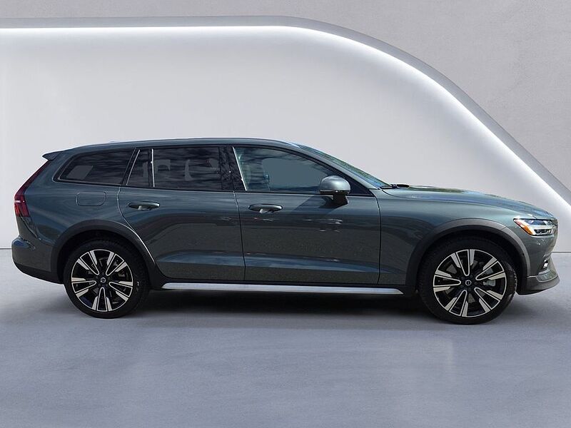 Volvo V60 Cross Country Ultra, B5 AWD Gas (mild hybrid), Gasoline, Bright