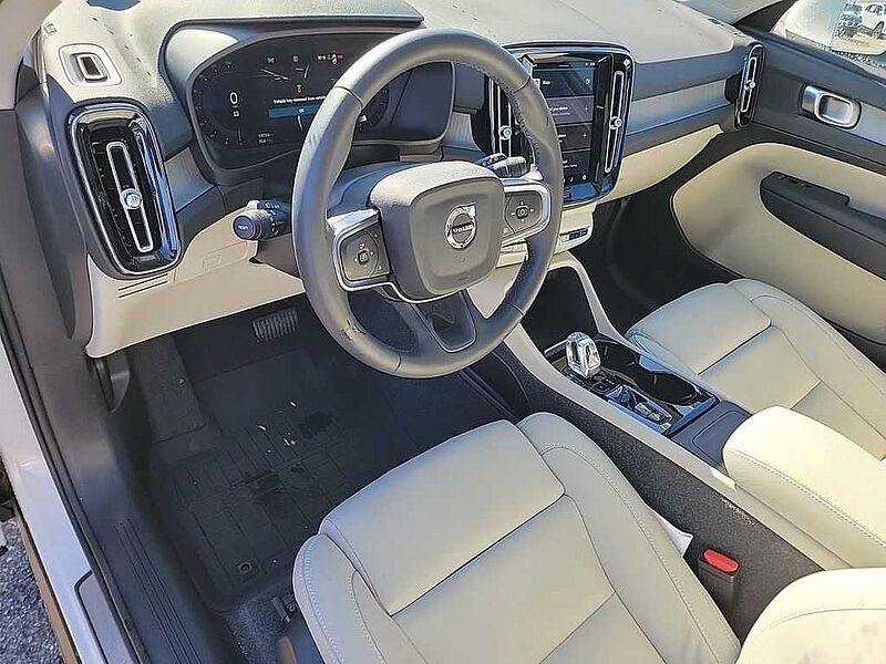 Volvo  XC40 Plus, B5 AWD Gas (mild hybrid), Gasoline, Bright