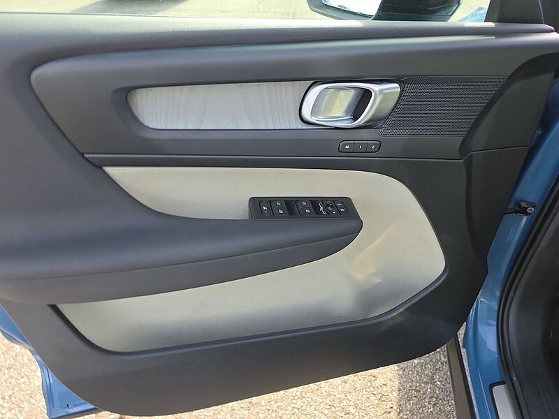 Volvo  XC40 Plus, B5 AWD Gas (mild hybrid), Gasoline, Dark