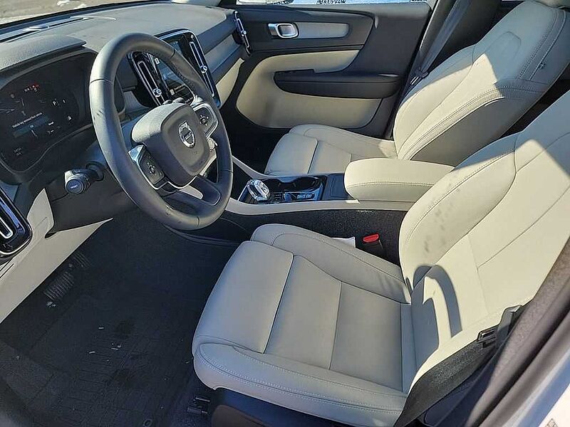 Volvo  XC40 Plus, B5 AWD Gas (mild hybrid), Gasoline, Bright
