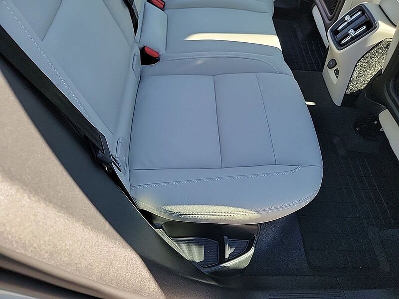 Volvo  XC40 Plus, B5 AWD Gas (mild hybrid), Gasoline, Bright