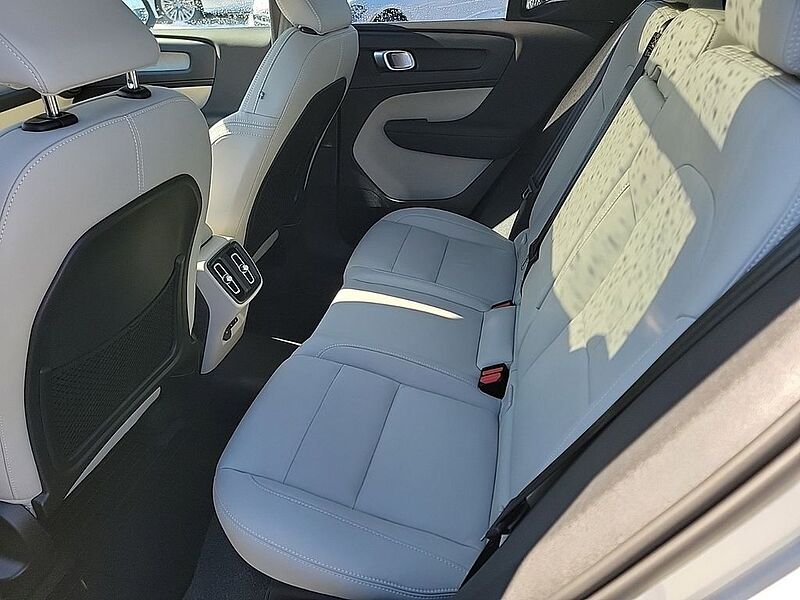 Volvo  XC40 Plus, B5 AWD Gas (mild hybrid), Gasoline, Bright