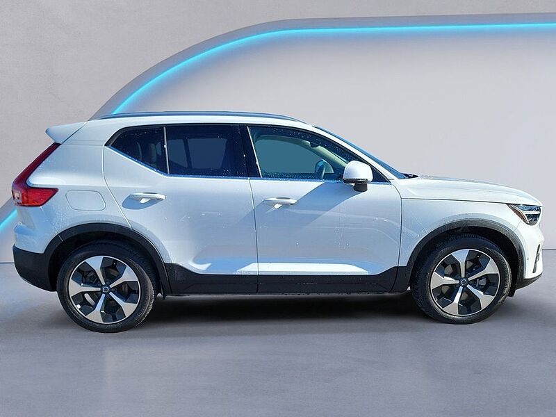 Volvo  XC40 Plus, B5 AWD Gas (mild hybrid), Gasoline, Bright