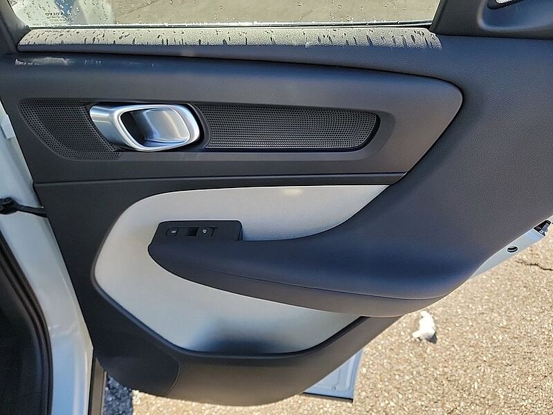Volvo  XC40 Plus, B5 AWD Gas (mild hybrid), Gasoline, Bright