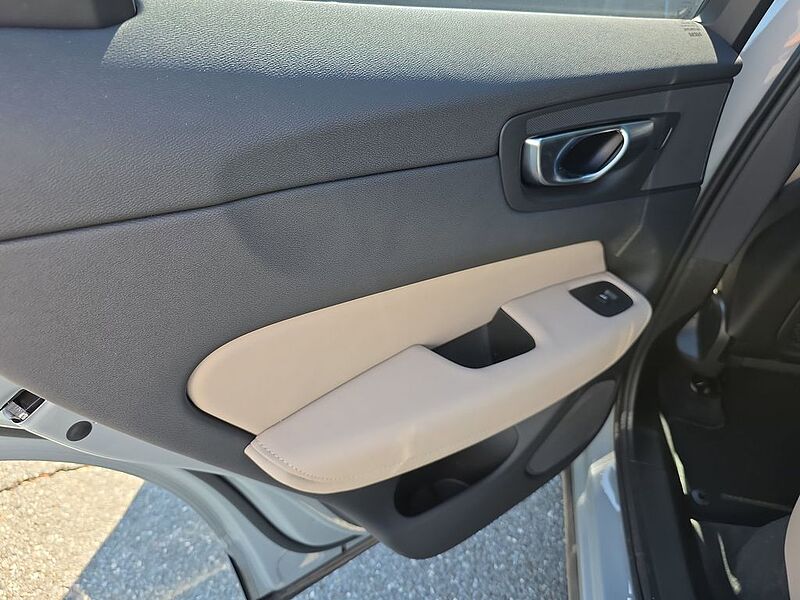 Volvo XC60 Plus, B5 AWD Gas (mild hybrid), Gasoline, Dark