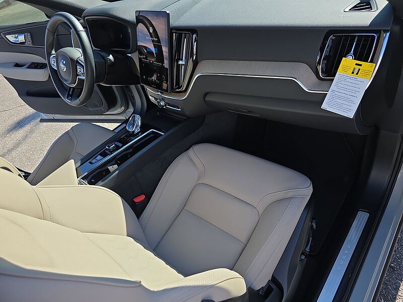 Volvo XC60 Plus, B5 AWD Gas (mild hybrid), Gasoline, Dark