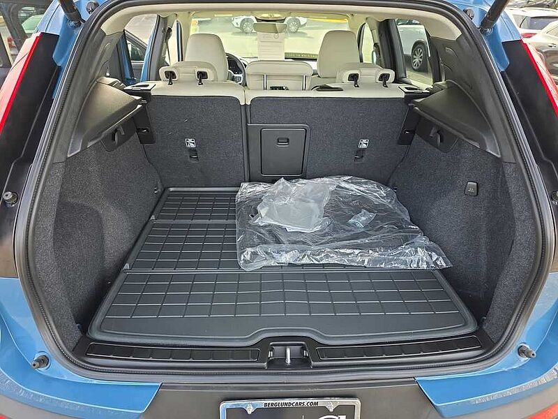 Volvo  XC40 Plus, B5 AWD Gas (mild hybrid), Gasoline, Dark