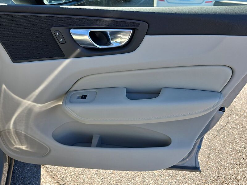 Volvo XC60 Core, T8 AWD Plug-in hybrid, Electric/Gasoline, Dark