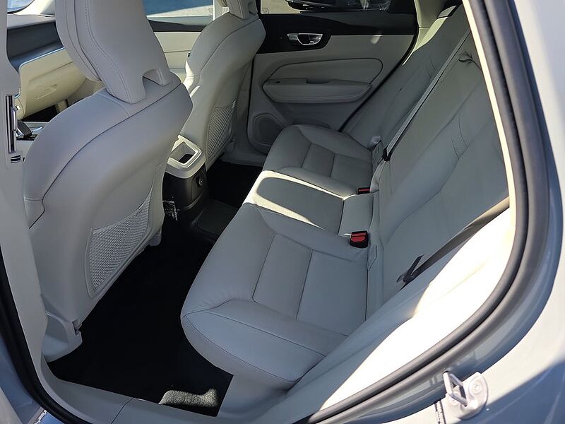 Volvo XC60 Core, T8 AWD Plug-in hybrid, Electric/Gasoline, Dark