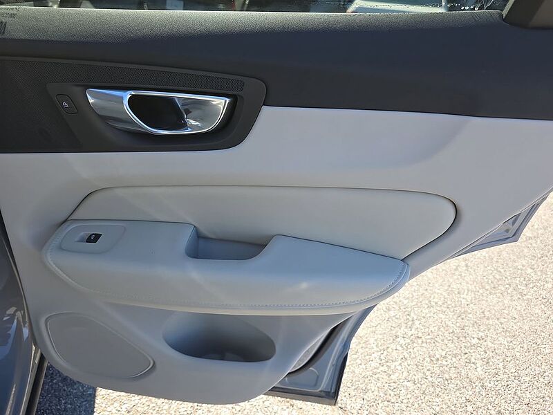 Volvo XC60 Core, T8 AWD Plug-in hybrid, Electric/Gasoline, Dark