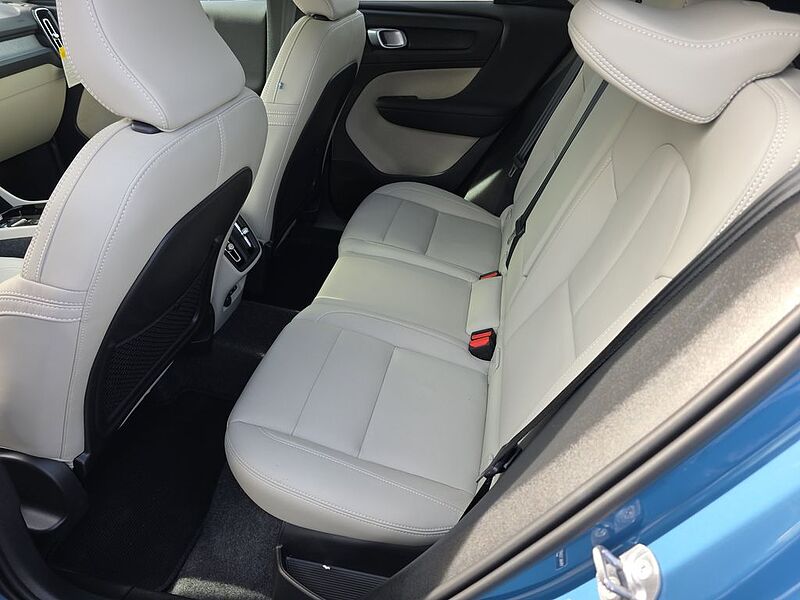 Volvo  XC40 Plus, B5 AWD Gas (mild hybrid), Gasoline, Dark