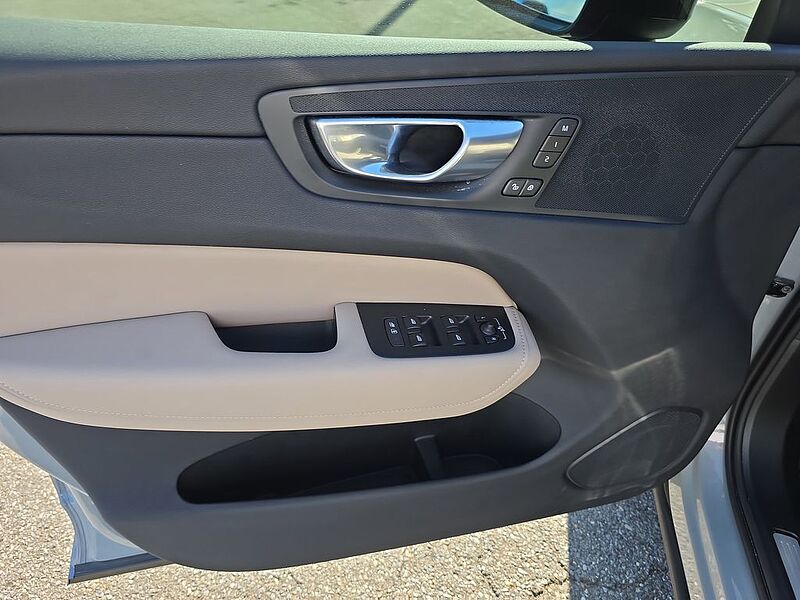 Volvo XC60 Plus, B5 AWD Gas (mild hybrid), Gasoline, Dark