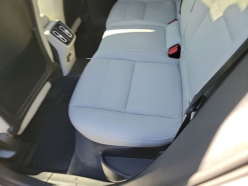 Volvo  XC40 Plus, B5 AWD Gas (mild hybrid), Gasoline, Bright