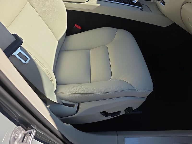 Volvo XC60 Core, T8 AWD Plug-in hybrid, Electric/Gasoline, Dark