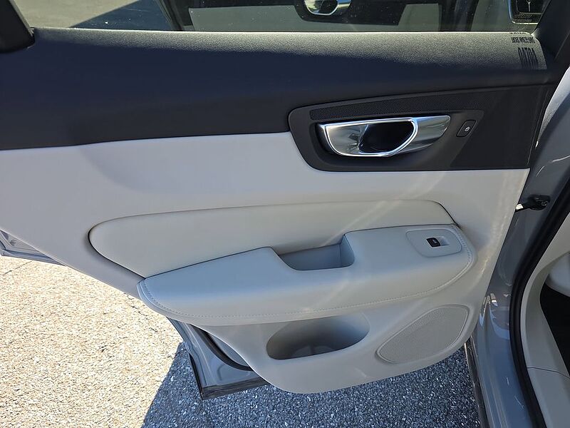 Volvo XC60 Core, T8 AWD Plug-in hybrid, Electric/Gasoline, Dark