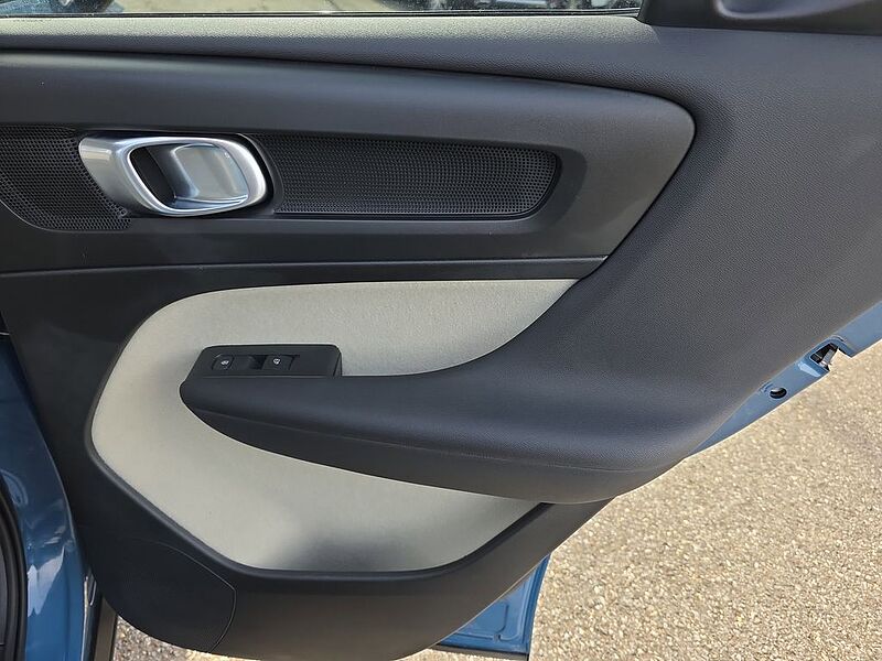 Volvo  XC40 Plus, B5 AWD Gas (mild hybrid), Gasoline, Dark